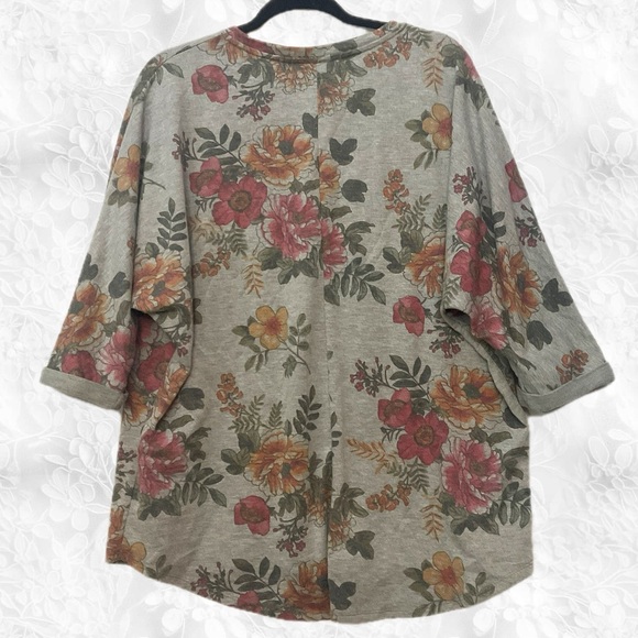 MISIA curvy Floral Top 28" p2p 28" length - Picture 2 of 2
